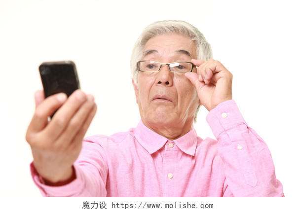 老人玩手机的老人老人白头发白发老人粉衬衣老头人物照片